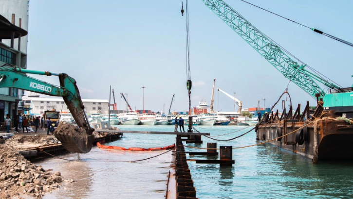 Sheet piling work is currently underway for the second phase of the Boduthakurufaanu Magu development in Malé.