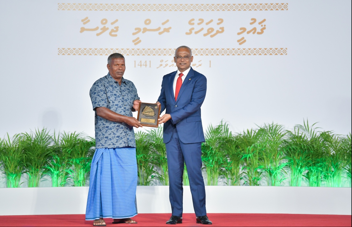 Dhihdhoo Shafeeg received National Awards in Fishing sector
