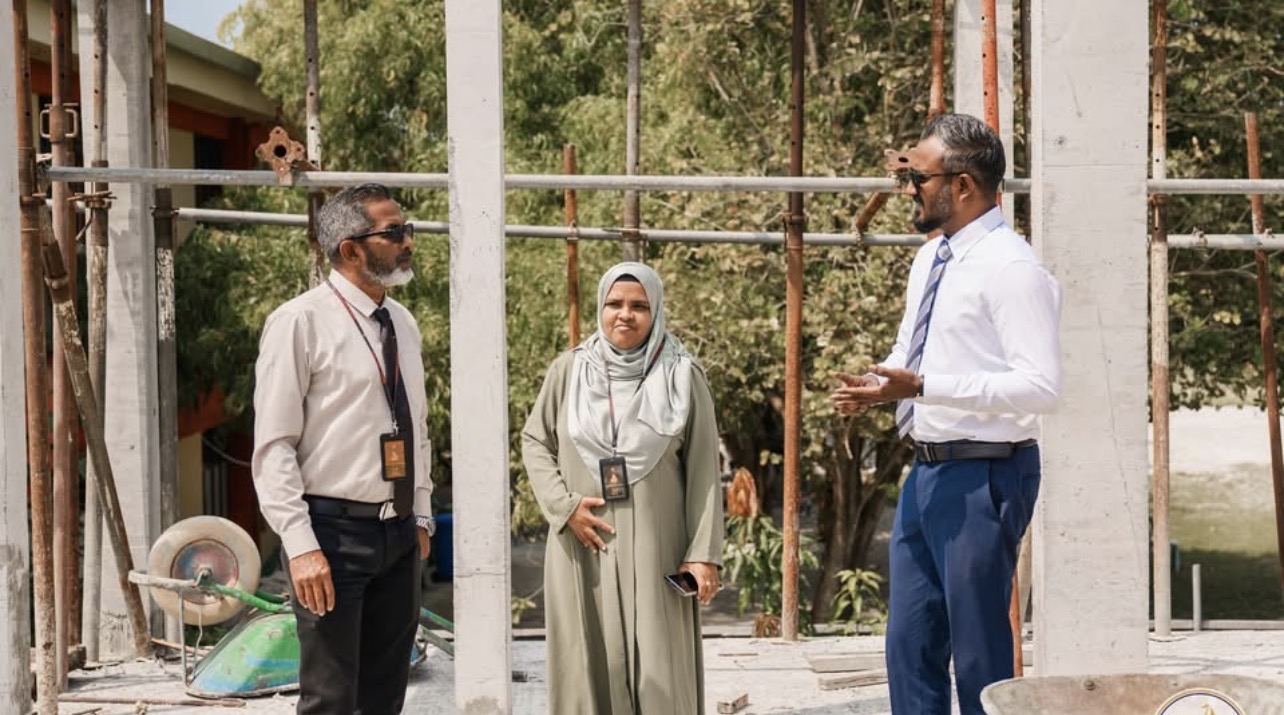 Sufficient number of teachers in Kulhudhuffushi's three government schools; no major difficulties in obtaining books