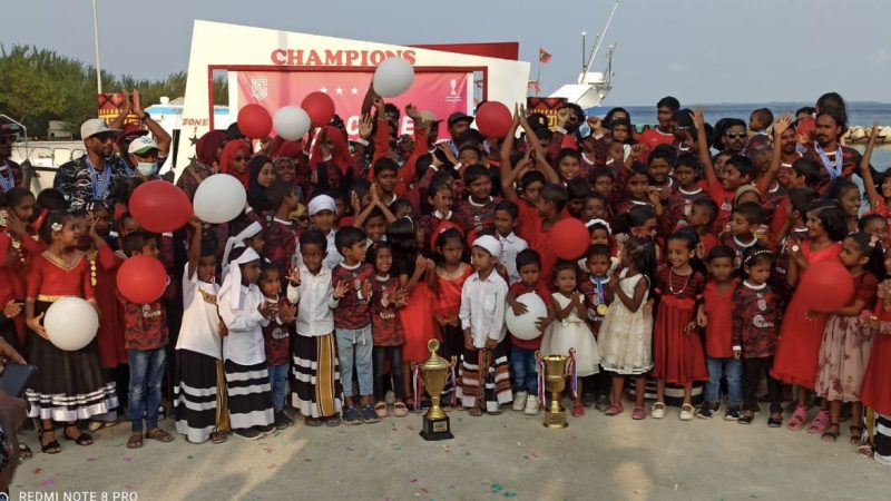 Warm welcome given to Naivaadhoo team on its return to island after Golden Futsal Challenge
