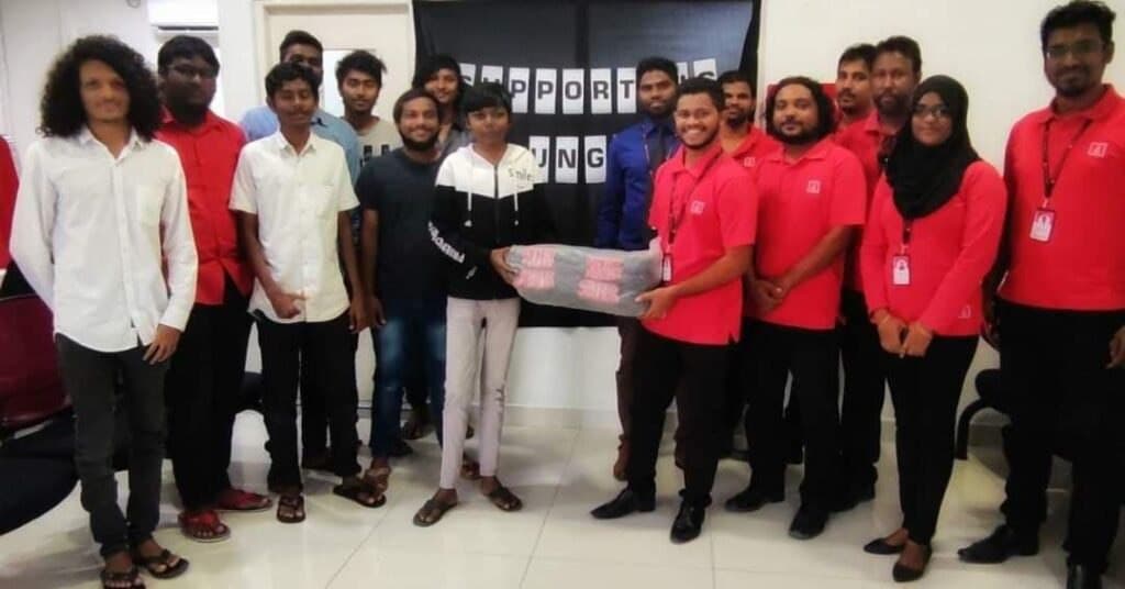 Funadhoo's BML branch has given out gloves to "Ungaa Jamiyya" as charity