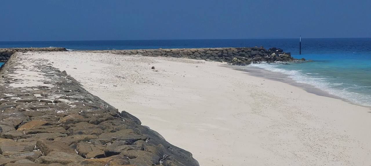 Sand build-up at the Harbour Channel of HDh. Hirimaradhoo: a thread for vessels to enter and exit