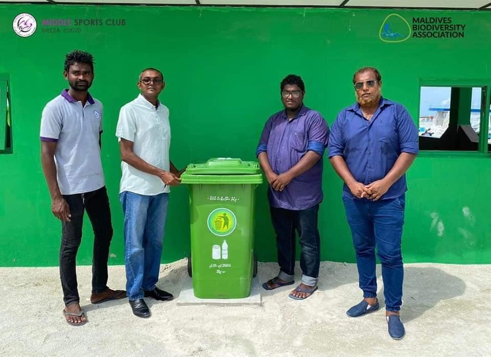 HA. Dhidhoo’s Middle Sports club donates the island dustbins