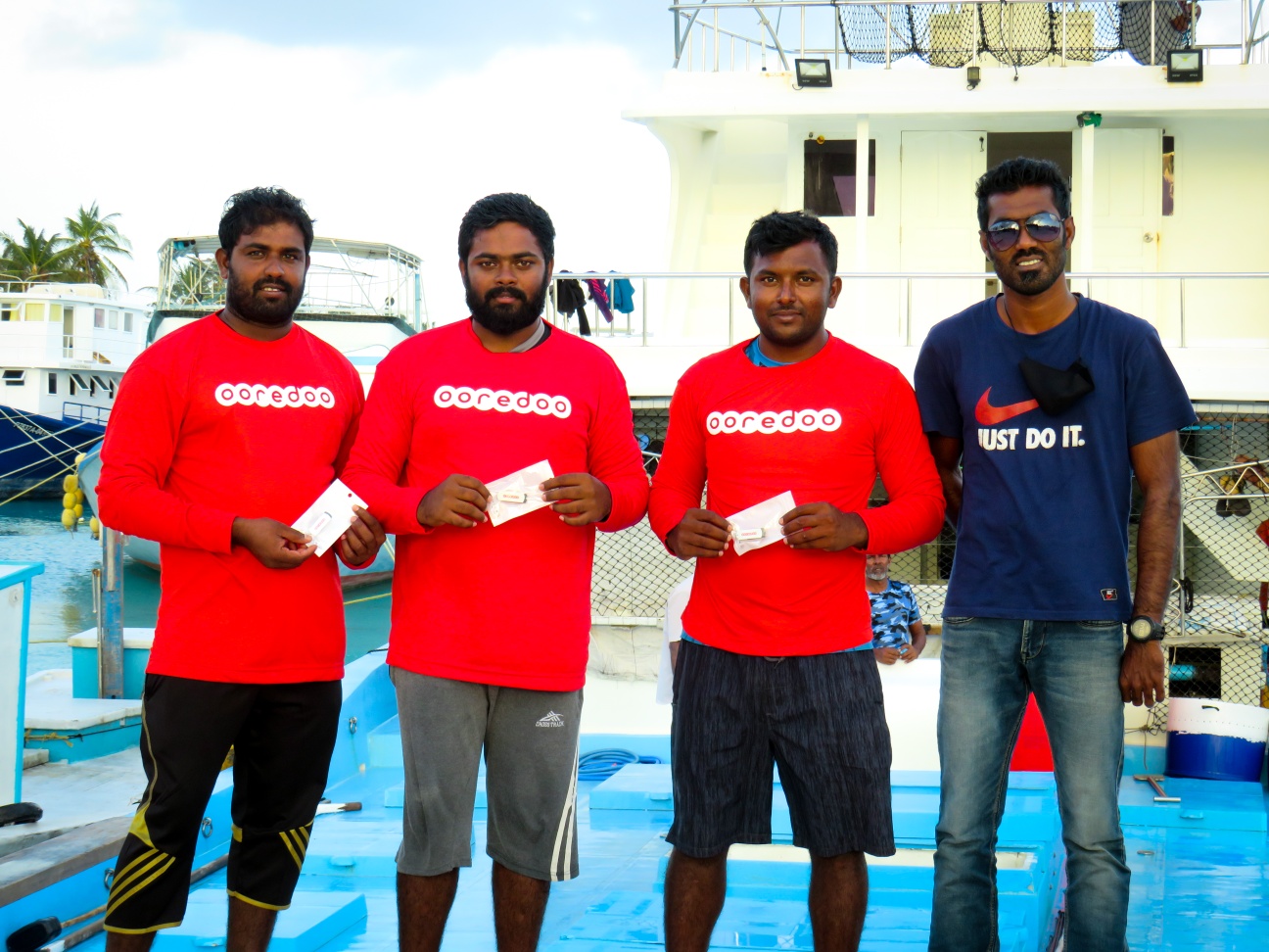 Ooredoo and Zuvaan Masveriya collaborates to distribute gifts for the fishermen of Ihavandhoo