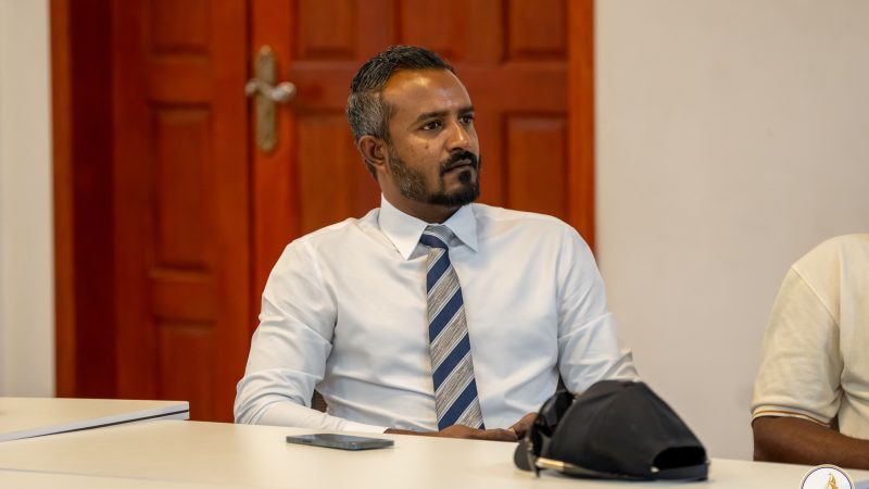 Mayor Aathif Meets with Expatriate Employees Over Concerns