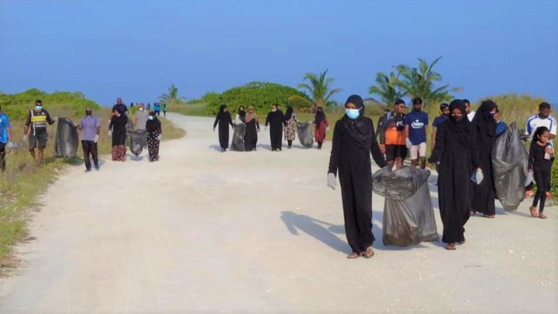 An Island cleaning program held in Ha. Dhidhdhoo
