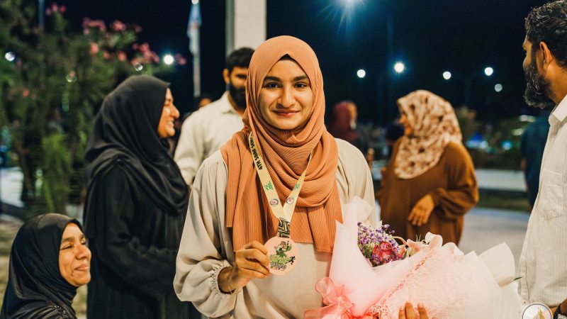 Bronze Medalist Ahuna Nizar Receives Warm Welcome in Kulhudhuffushi