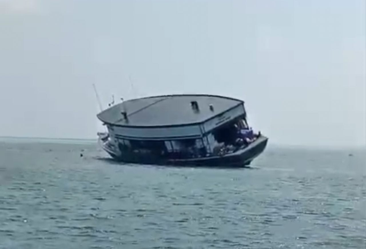Maafahi Boat Runs Aground