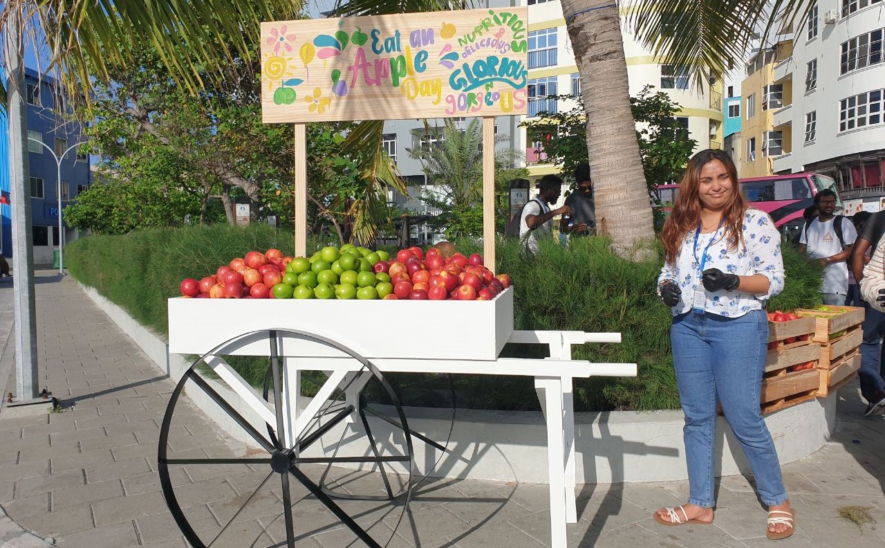 STO distributed Apples to mark International Eat an Apple Day