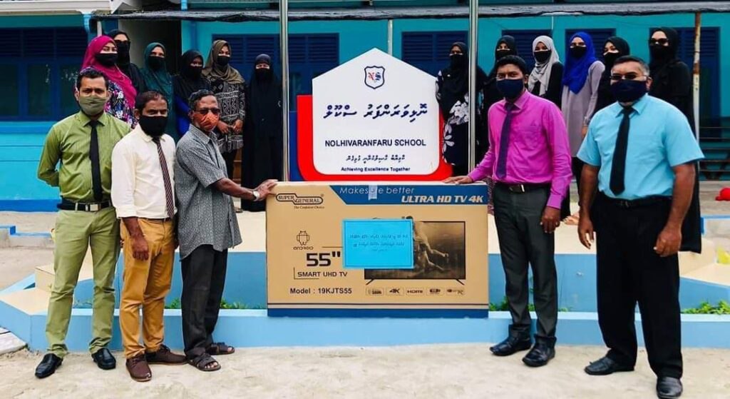 Nolhivaranfaru teachers gifts a TV to the school