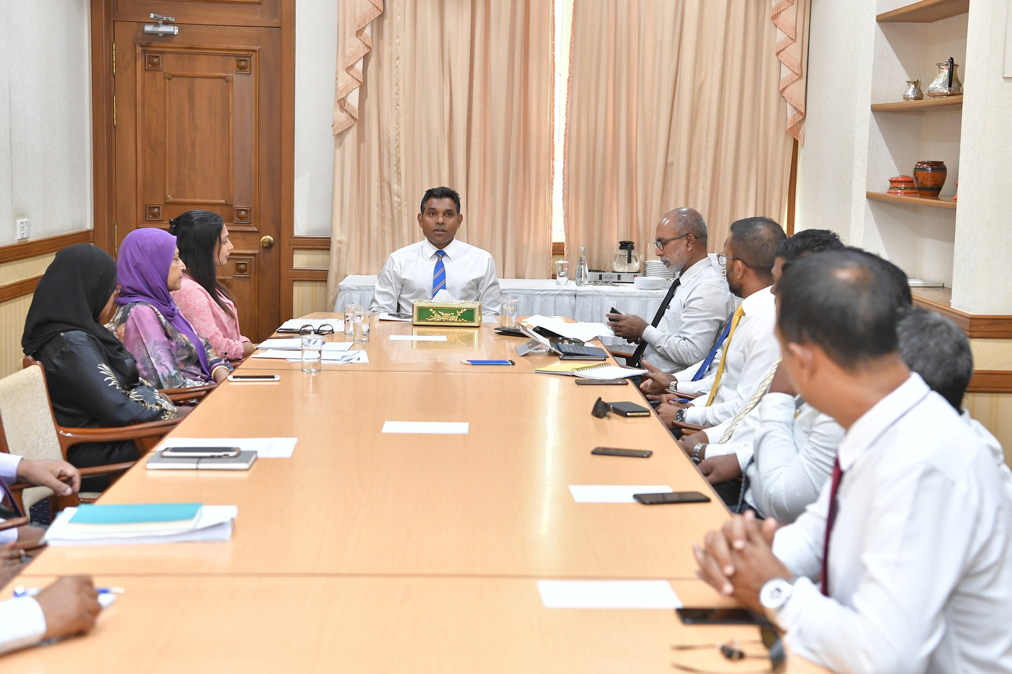 ނައިބު ރައީސް ހދ. ގެ މެންބަރުންނާ ވަޒީރުން އަދި ބައެއް އިދާރާތަކުގެ އިސްވެރިންނާއެކު މަޝްވަރާކުރެއްވުން