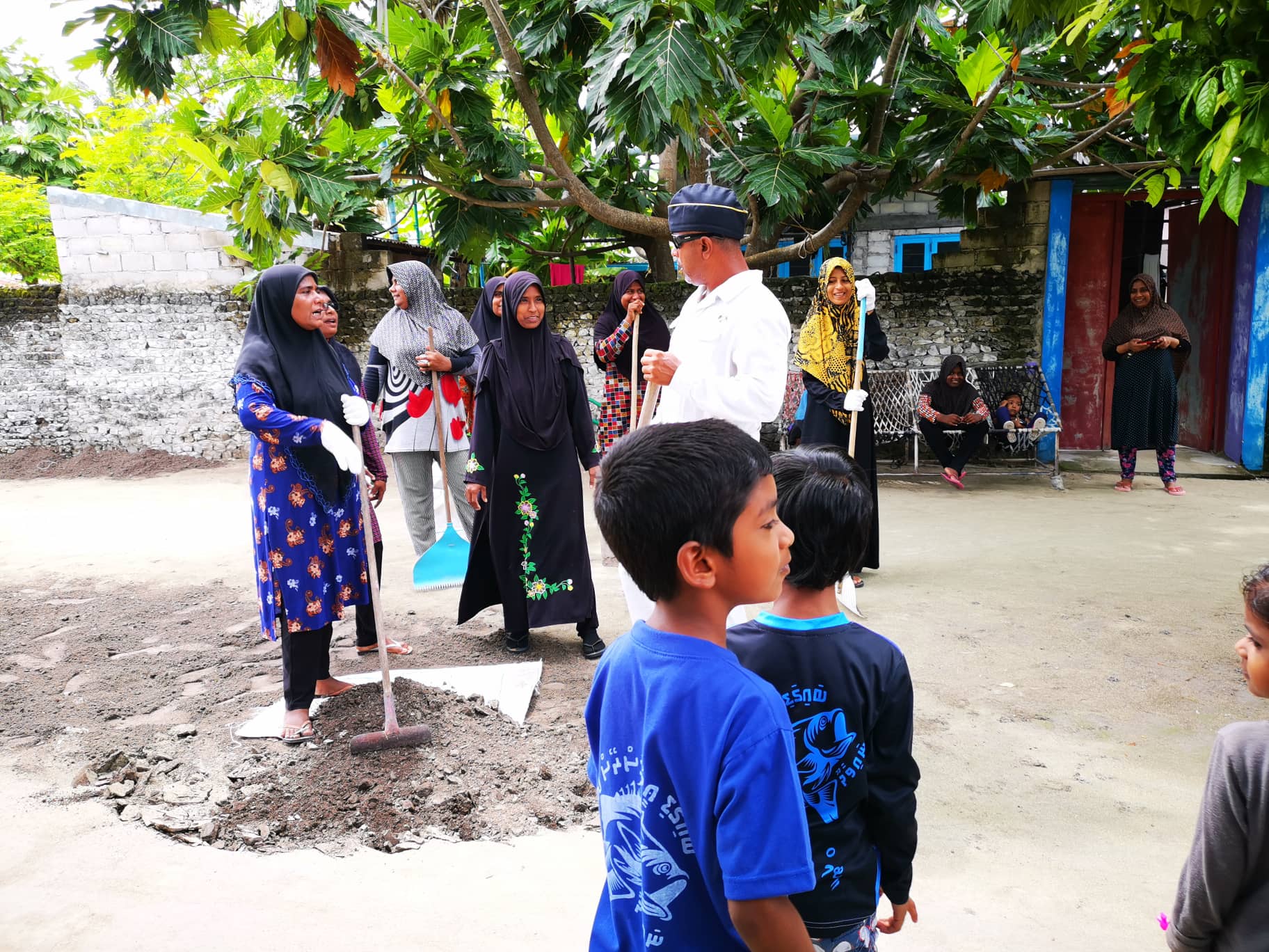 ނާވައިދޫގައި މަގުހެދުމަށް ނިކުތީ އާންމު ރައްޔިތުން