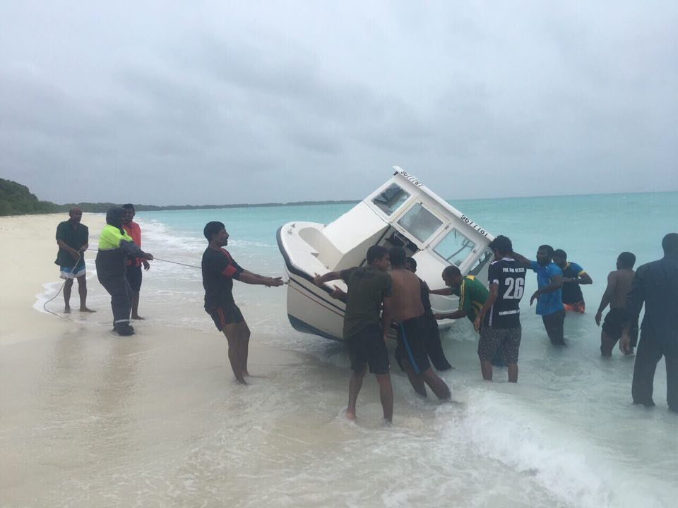 ލޯންޗެއް ބަންޑުން ޖަހާލައިގެން 5 މީހުން ނިޔާވެއްޖެ