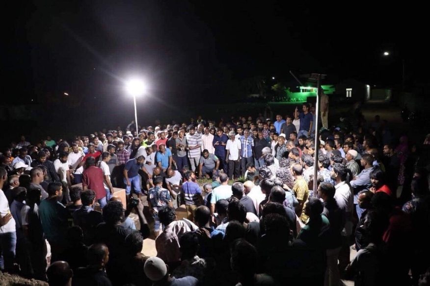 ގިނަ ބައެއްގެ ބައިވެރިވުމާއެކު ނިޔާވި ފަސް މީހުންގެ ޖަނާޒާ ބާއްވައިފި