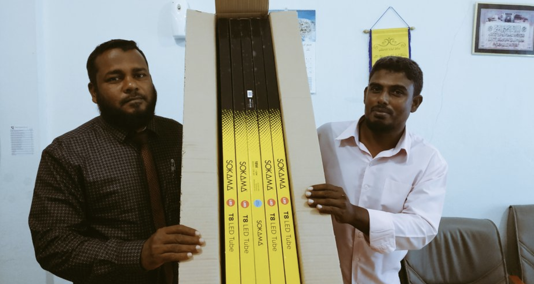އިހަވަންދޫ ކްލަބް ޕްލެސްޓަރ އިން އެރަށު ސްކޫލަށް 24 ޓިއުބް ލައިޓް ހަދިޔާކޮށްފި