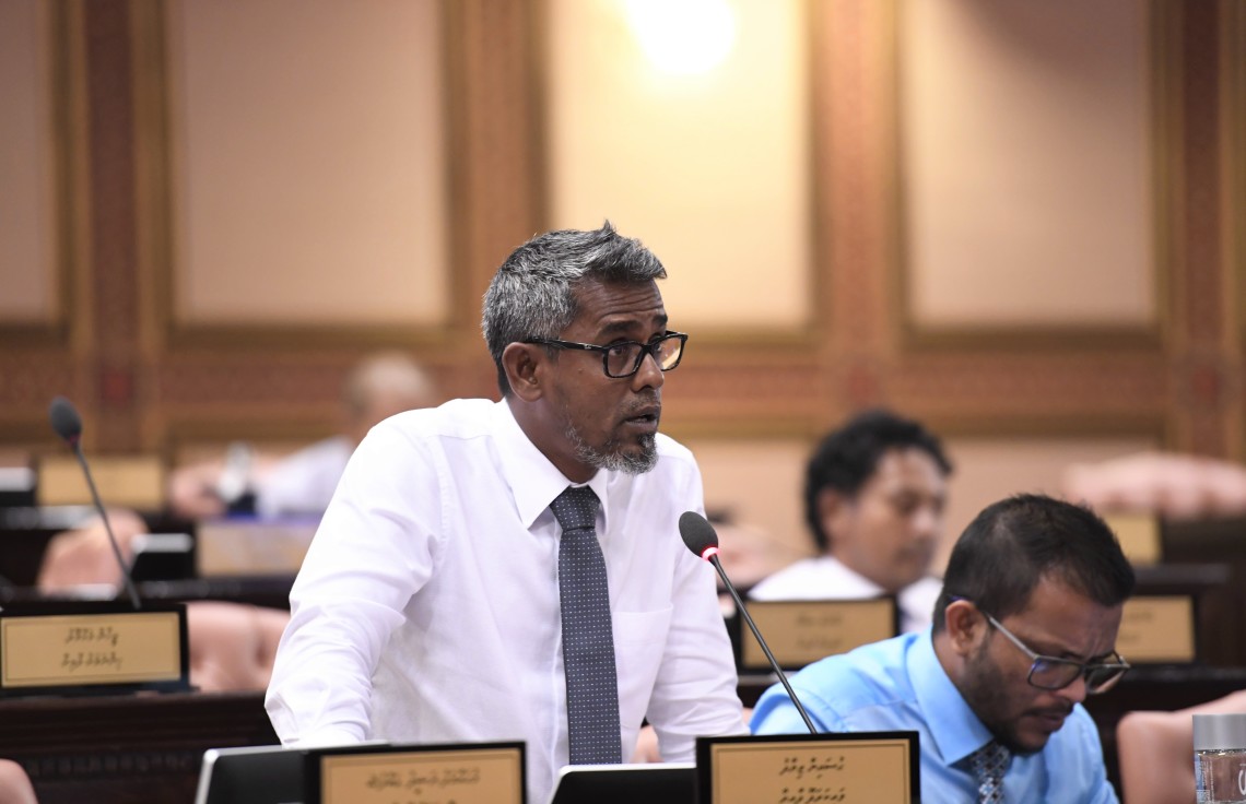 އާ ފްލެޓްތަކުގައި ނިދަންޖެހޭނީ ކޮޅަށް ތިބެ، ބްރިޖް ނިންމީ މިސަރުކާރުން: ޒިޔާދު