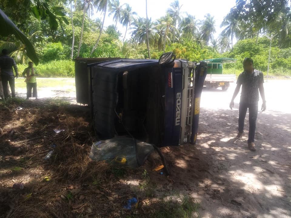 ނޮޅިވަރަމުގައި ބާރު ސްޕީޑްގައި ދުއްވާފައި ދިޔަ ޕިކަޕެއް ފުރޮޅާލައިފި