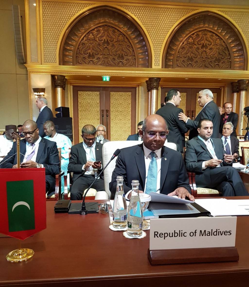 "ވަކި ޤައުމަކަށް ބަރޯސާވެސް ނުވާނަން، ވަކި ޤައުމަކާ ދުރަކަށްވެސް ނުދާނަން"