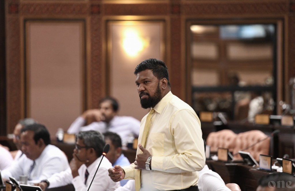 މިނިސްޓަރާ އެއްކޮށް ޖަހައިލާ ފޮޓޯއަކުން ހދ. ގައި ރިސޯޓެއް އެޅިގެން ނުދާނެ: ރާޢީ