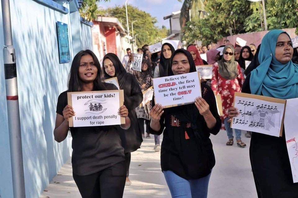 ޒުވާން އަންހެނަކަށާއި ކުޑަކުދިންތަކަކަށް ޖިންސީ ގޯނާކުރި މައްސަލައެއްގައި 9 މީހަކު ހައްޔަރުކޮށްފި