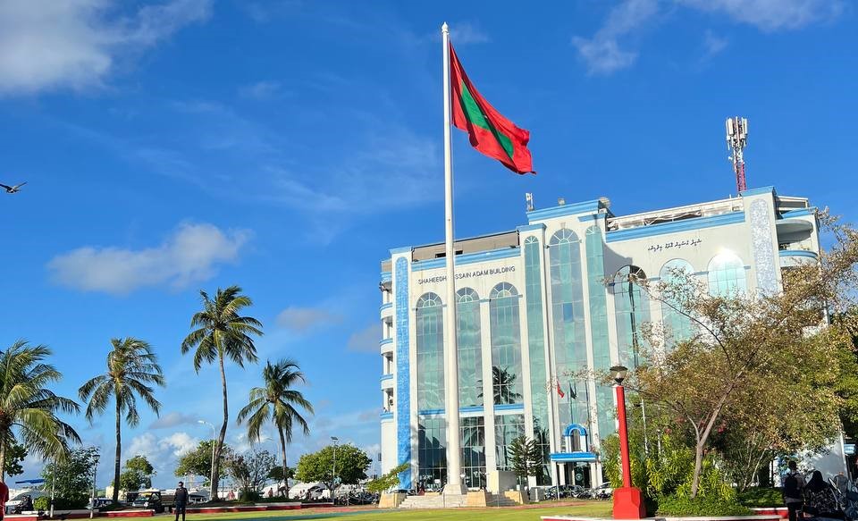 ދަރިވަރުންތަކަކަށް ޖިންސީ ގޯނާކުރި ދެ ބިދޭސީ ޓީޗަރަކު ހައްޔަރުކޮށްފި