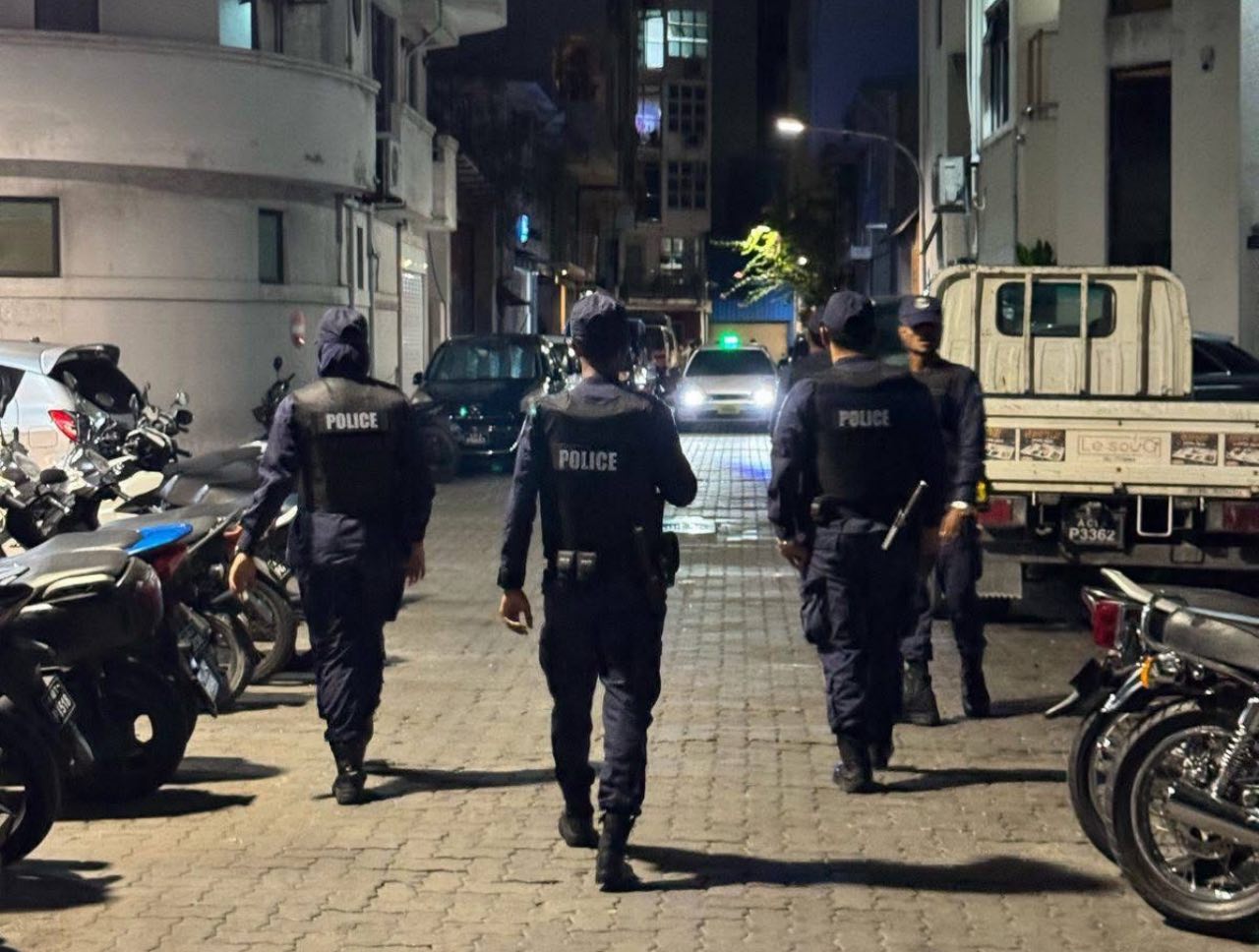ކަޅު ބާޒާރުގައި ޑޮލަރު މާރުކުރުމާއި ހުއްދަނެތި ބޭންކިންގ ހިންގި މައްސަލައެއްގައި ފުލުހުންގެ ރެއިޑެއް