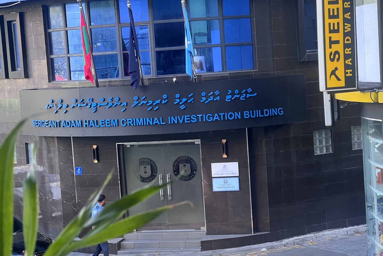 22 އަހަރުގެ އަންހެނަކަށާއި ކުޑަކުދިންތަކަކަށް ޖިންސީ ގޯނާކުރި މައްސަލައެއްގައި މީހަކު ހައްޔަރުކޮށްފި