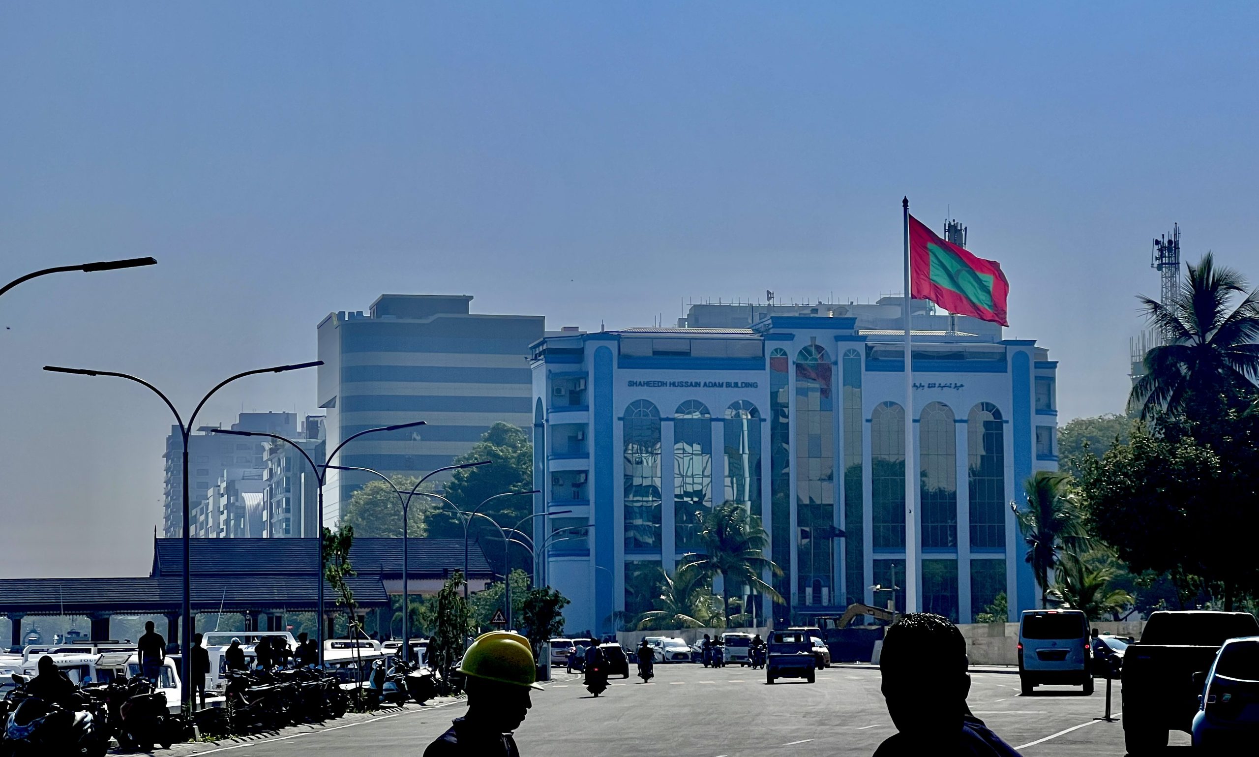 ހުޅުމާލޭގައި ކާރެއް ހޮޅިދަނޑިއެއްގައި ޖެހި އެކްސިޑެންޓެއް، ޑްރައިވަރުގެ ލައިސަންސް ހިފަހައްޓައިފި