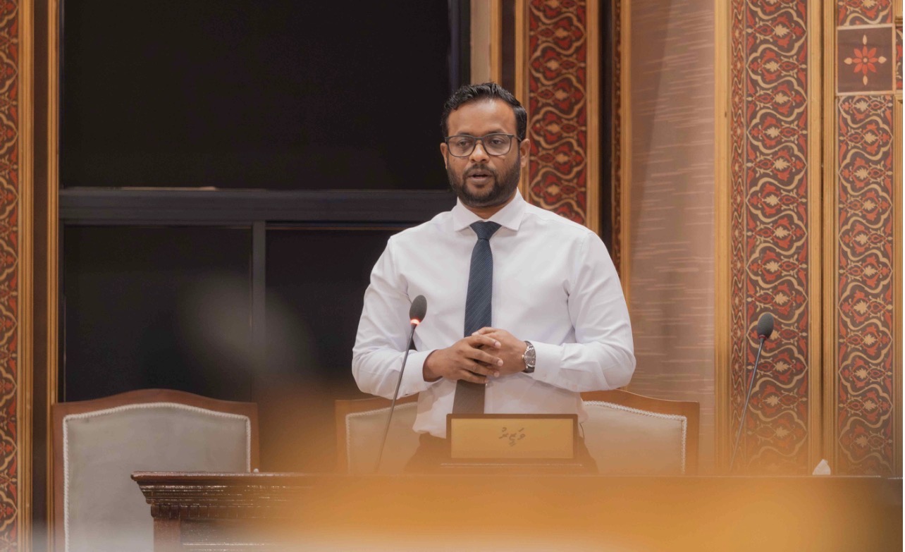 ކަނޑައެޅި ބަޖެޓަށްވުރެ އިތުރަށް ބޭނުންނުވެ 5 އެއާޕޯޓެއްގެ މަސައްކަތް ނިންމާލެވޭނެ: ވަޒީރު