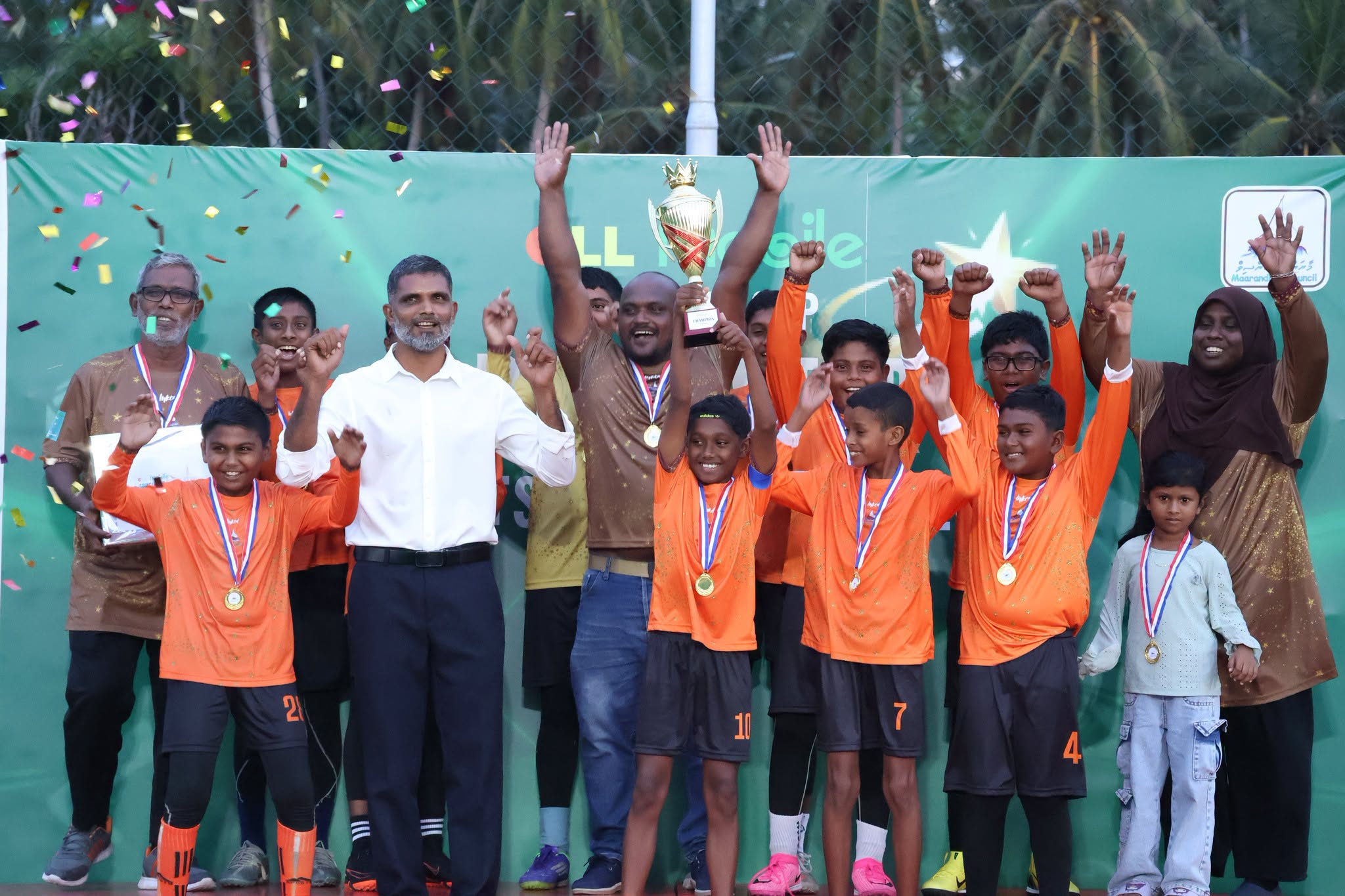 މާރަންދޫ ކައުންސިލްކަޕް ރައިޒިން ސްޓަރ ސްޕޯރޓްސް ޓޯނަމެންޓްގެ ފުޓްބޯޅަ ޗެމްޕިއަންކަން ހޯދީ އޮރެންޖް ސްޓާ