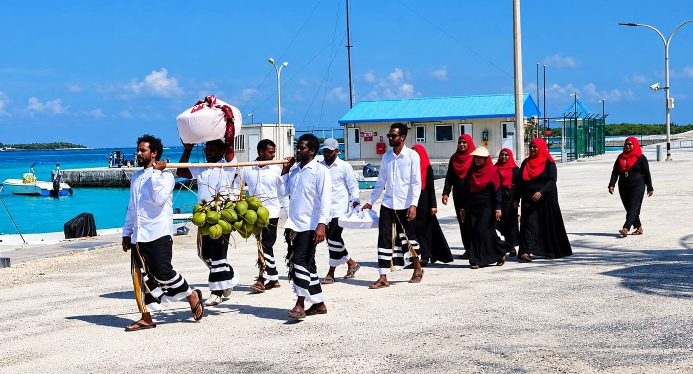 ޝިޕް ޢިމާދުއްދީން ފުރަތަމަ ފަހަރަށް އުލިގަމަށް، ރައްޔިތުންގެ ފަރާތުން ސަގާފީ ހޫނު މަރުޙަބާއެއް