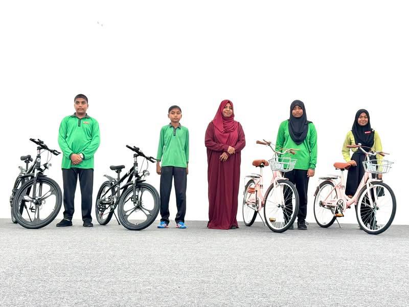 މަކުނުދޫ ސްކޫލްގެ ޙަތިމް ކުރުމުގެ ޕްރޮގްރާމްގެ، ގުރުއަތުން ހޮވުނު 4 ދަރިވަރަކަށް ބައިސްކަލް ހަދިޔާކޮށްފި