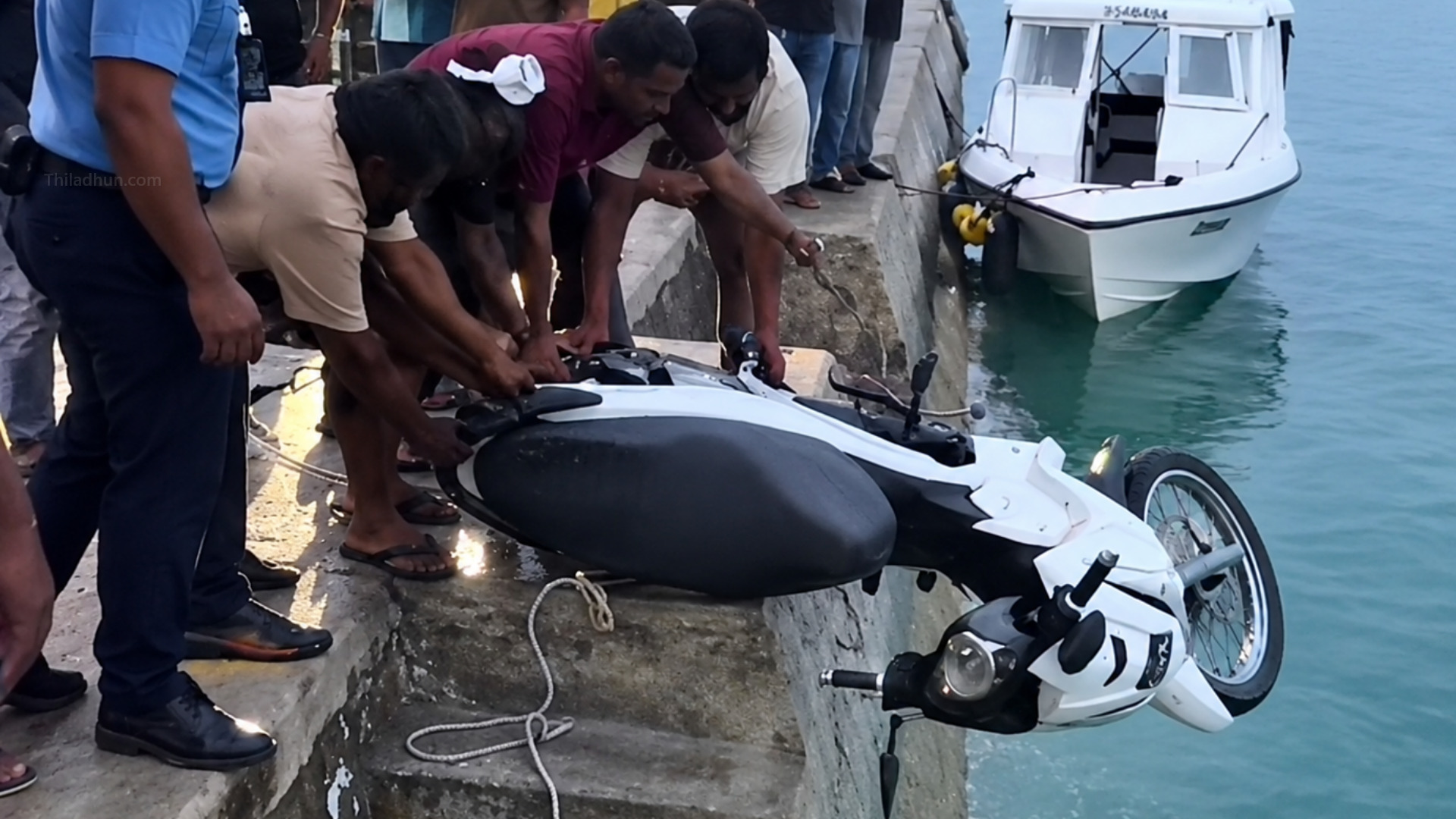 ސައިކަލަށް ފޮއްޓެއް އަރުވައިގެން ދުއްވާލިތަނާ ކޮންޓްރޯލް ނުވެ ދެ މީހުންނާއެކު މޫދަށް