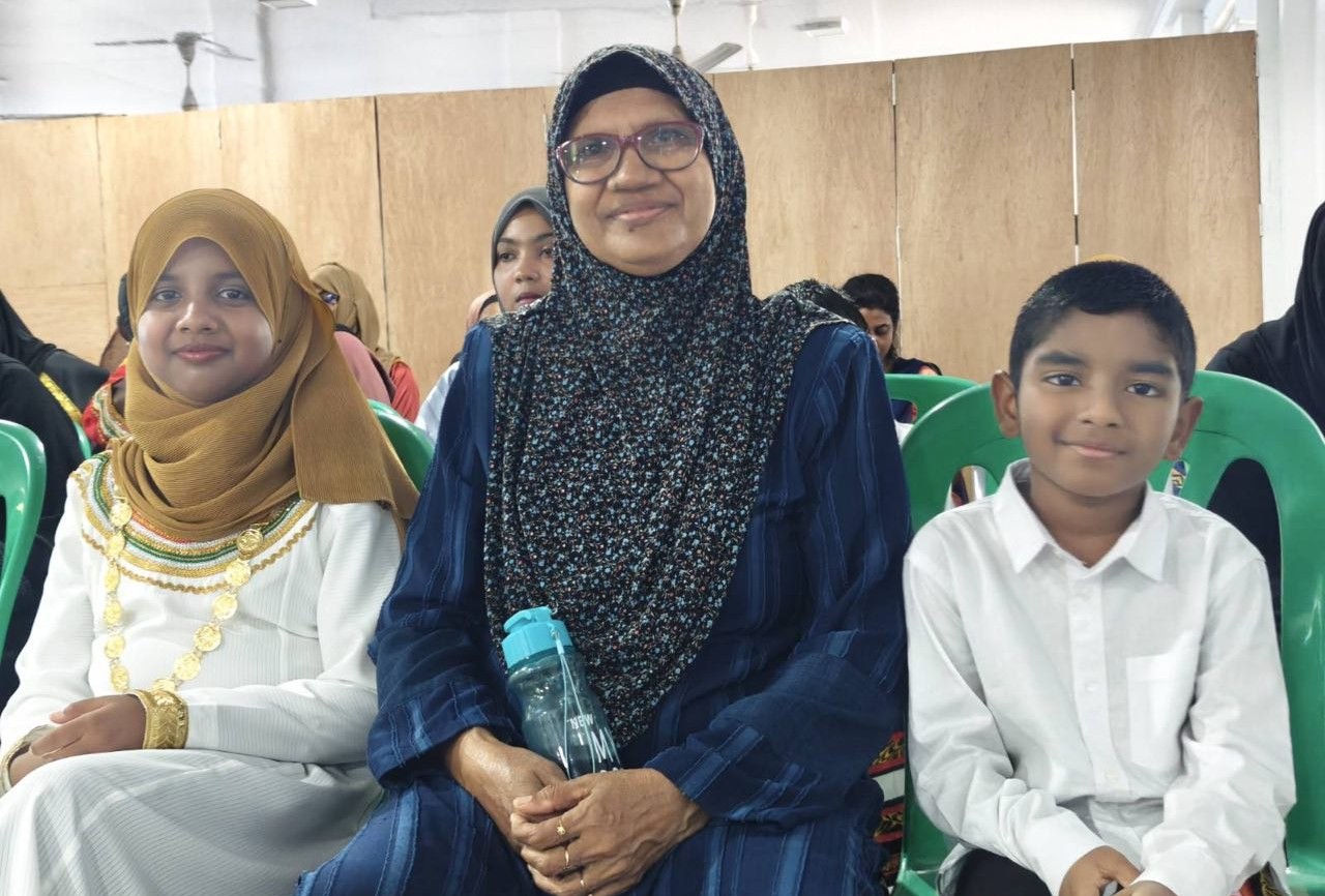 އެއް އުނގަކުން ތަޢުލީމީ ދާއިރާއަށް ތިން މުދައްރިސުން, މިއީ އެ ނަމޫނާ މަންމައެއްގެ ފަޚުރުވެރި ވާހަކަ