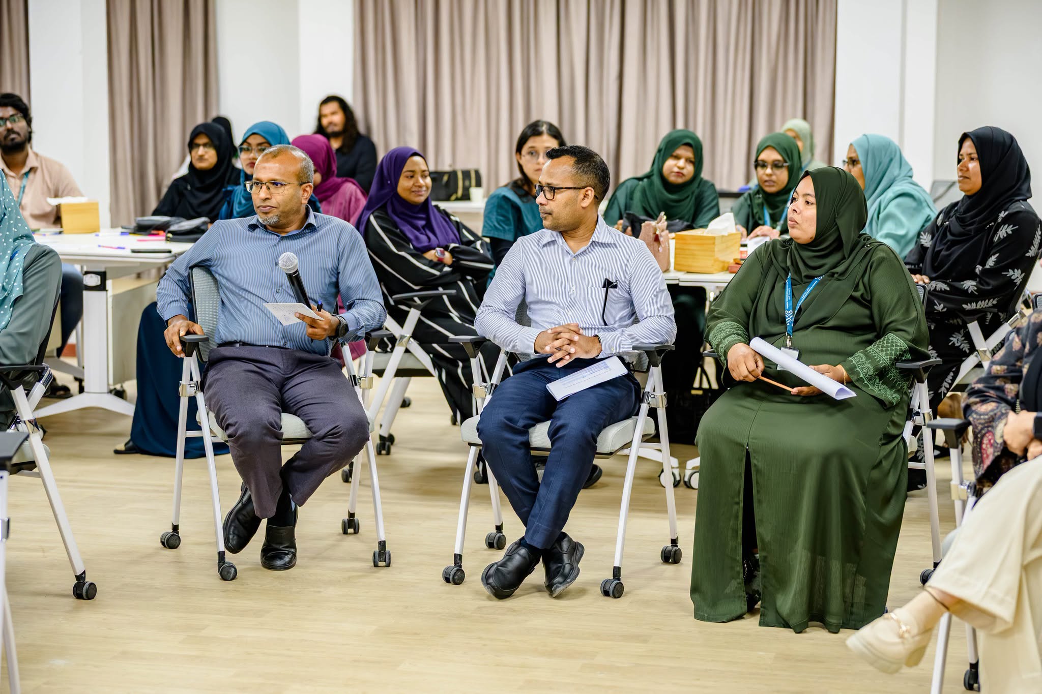 ކޭއާރްއެޗްގެ ޓީމަށް ޑރ. ޢާރިފްގެ ޚާއްޞަ ސެޝަނެއް، ނަފްސާނީ ކުއްލި ޙާލަތްތައް ފިނިކުރުމުގެ އުކުޅުތައް ދަސްކޮށްދީފި