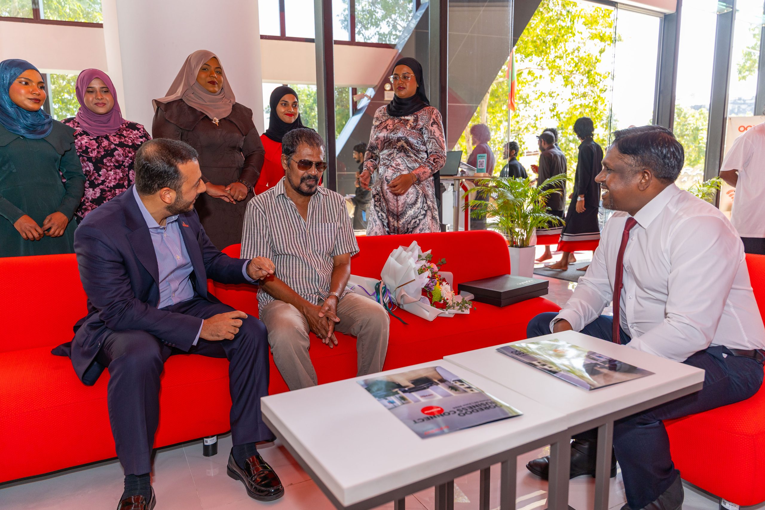 ކަސްޓަމަރުންގެ އަޑު ސީދާ އަހަން އުރީދޫގެ މެނޭޖްމަންޓް ކައުންޓަރުތަކަށް!