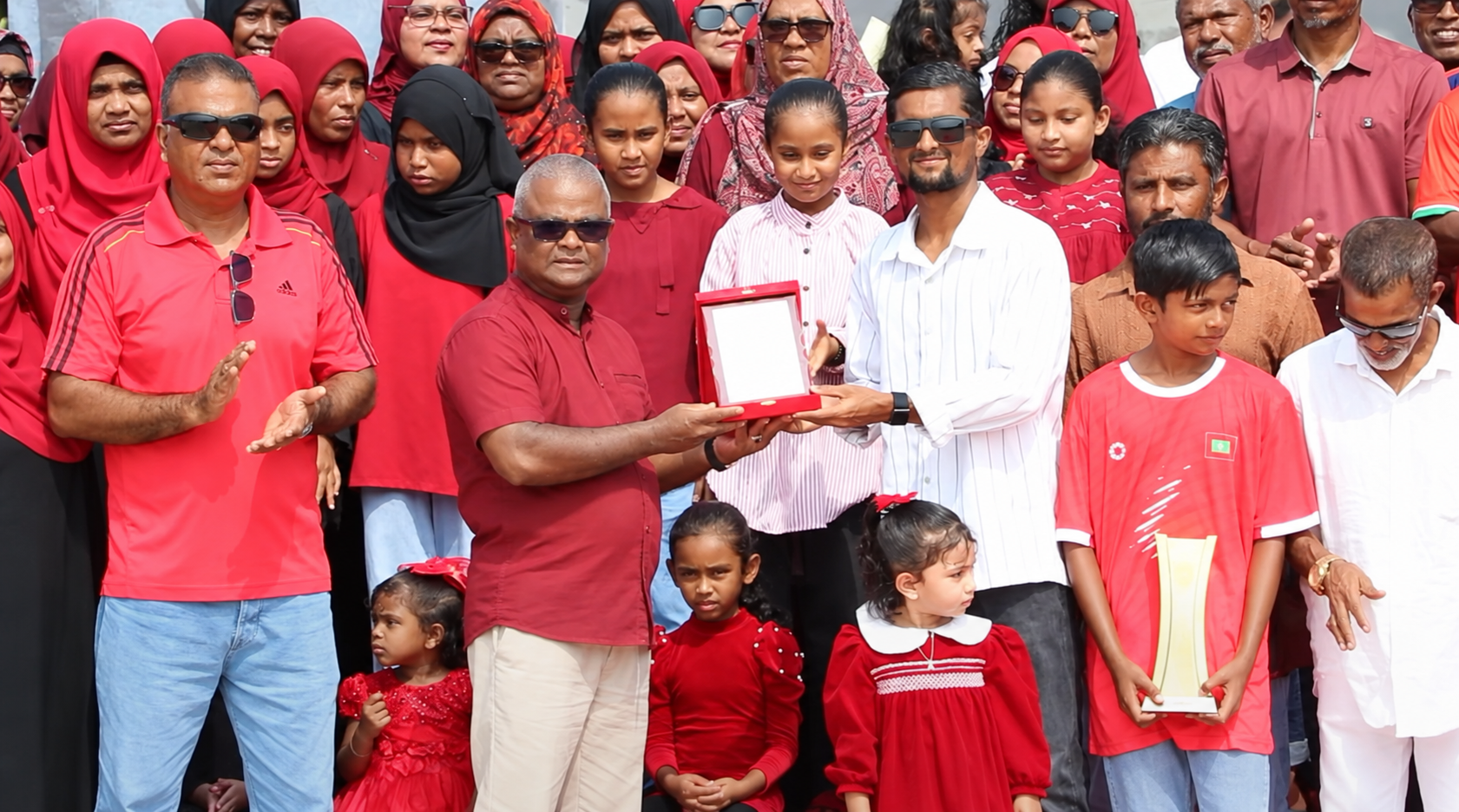 މުޅި ރަށް ބަނދަރަށް ޖަމާވެ، އައިހަމަށް އުތީމުން ކީ ހިތްގައިމު ސަގާފީ މަރުހަބާއެއް