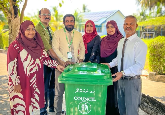 ތަކަންދޫ ކައުންސިލުން އެ ރަށު ޝަހީދުޢަލީ ތަކުރުފާނު ސްކޫލަށް ޑަސްބިން ހަދިޔާ ކޮށްފި