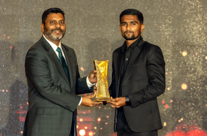 އެންމެ މޮޅު ފުޓްބޯޅަ ކުޅުންތެރިޔާގެ ޝަރަފު އައިހަމް އަށް، އެންމެ މޮޅު ދެވަނަ ރީޖަނަލް ކްލަބަކަށް ދިއްދޫ