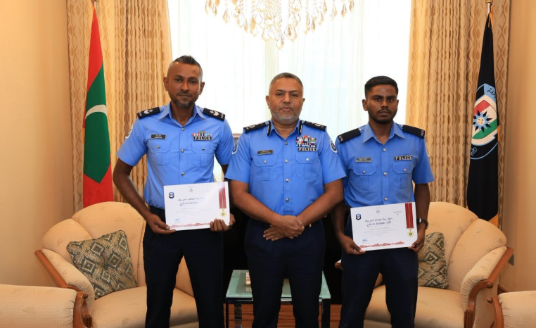ގަދަ ކަނޑުން 8 މީހުން ސަލާމަތްކުރި ހިތްވަރުގަދަ ފުލުހުންނަށް ''ފުރާނަ ސަލާމަތްކުރުމުގެ ރަން މެޑަލް''