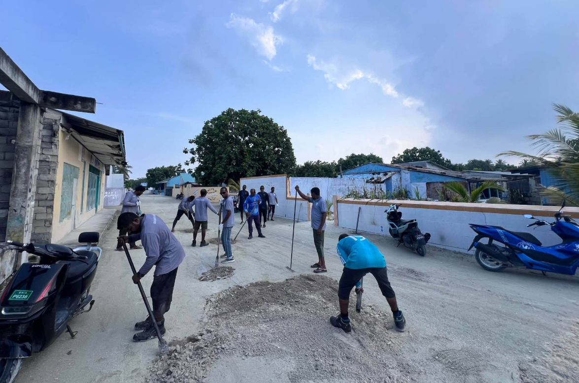 ޒިޔާރަތްމަގު ހަލާކުވެ ދިމާވި ދަތިތަކަށް މަކުނުދޫ ރައްޔިތުން ނިކުމެ ހައްލެއް ގެނެސްދީފި
