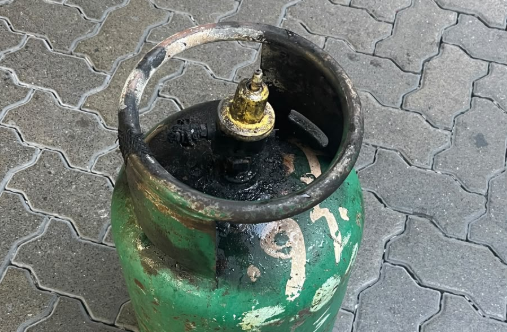 ރެސްޓޯރެންޓެއްގެ ގޭސްފުޅިއެއްގައި އަލިފާން ރޯވެ ނުރައްކާތެރި ހާދިސާއެއް