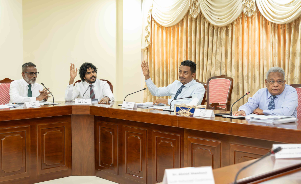 މަޖިލީހުގެ ރައީސާއި ވަޒީރުން އަދި ކައުންސިލަރުންގެ އެލަވަންސް ބޮޑުކުރަން ކޮމެޓީން ފާސްކޮށްފި