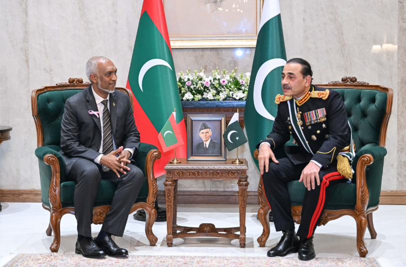 ޕާކިސްތާނުގެ އަސްކަރިއްޔާގެ އެންމެ މަތީ ވެރިޔާ ރައީސް މުޢިއްޒުގެ އަރިހަށް